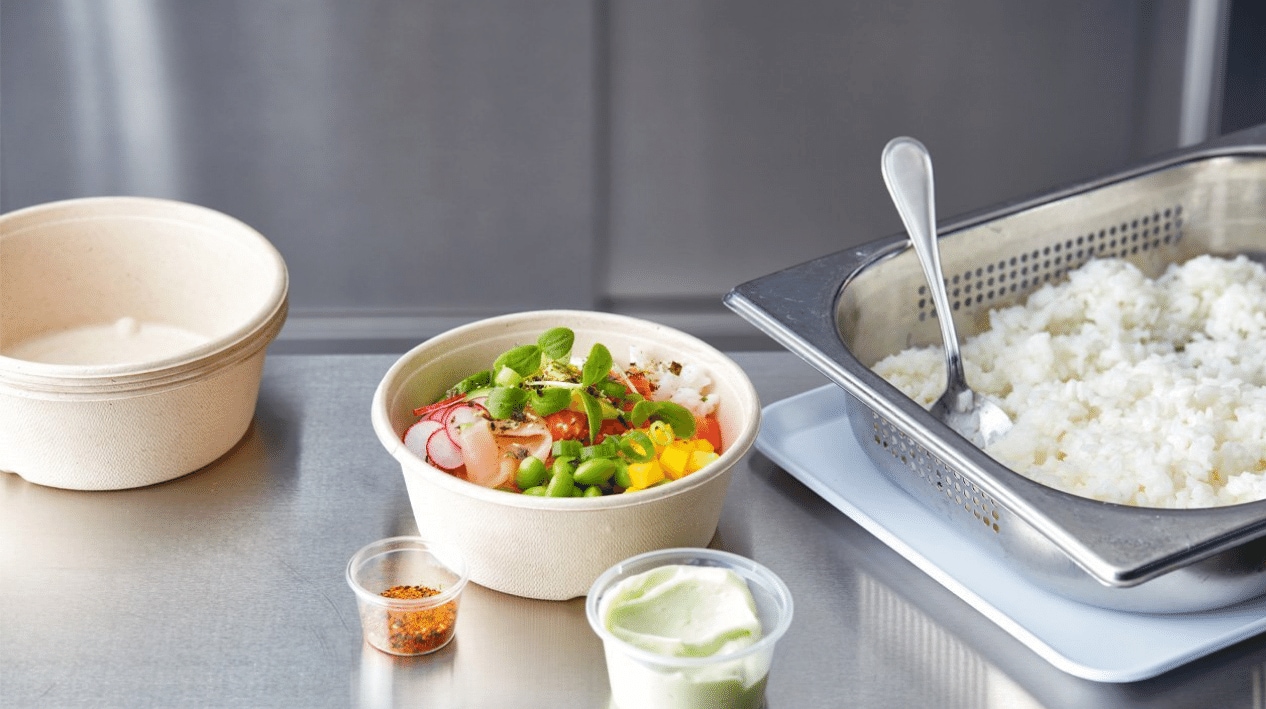Poké bowl met zalm en wasabi mayonaise – Recept 