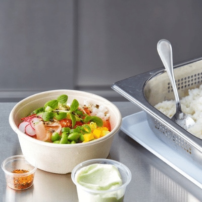 Poké bowl avec saumon et mayonnaise wasabi