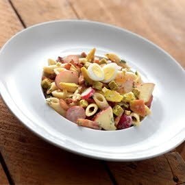 Salade de pâtes aux lardons poêlés et un dressing miel-moutarde