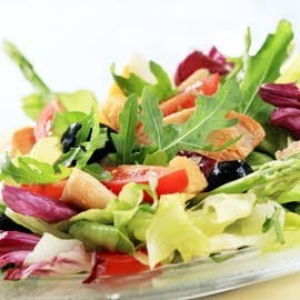 Salade Tiède d'Asperges et de Morceaux de Poulet Cuits au Basilic