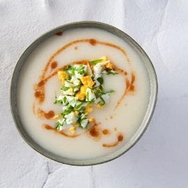 Aspergesoep met ei mimosa en peterselie, vinaigrette sjalot rode ui
