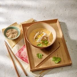 Potage asiatique au poulet avec lait de coco et coriandre