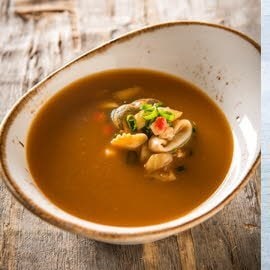 Bisque de homard au fenouil, fruits de mer et basilic