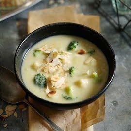 Soupe de brocoli et de chou-fleur au gorgonzola et amandes