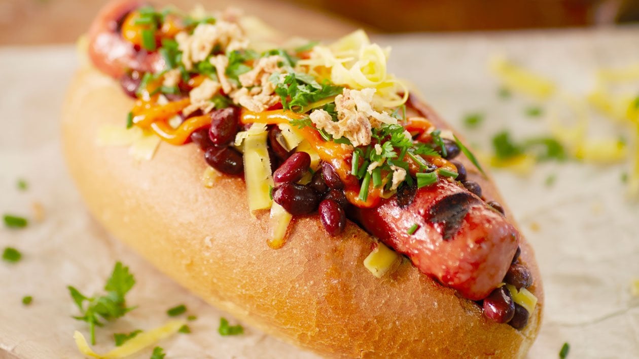 Bobbie hotdog met zwarte boontjes, cheddar en krokante uitjes – - Recept 