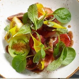 Salade colorée aux tomates et échalotes confites