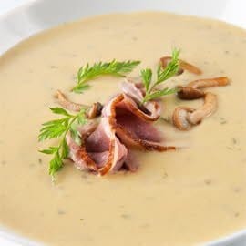 Bospaddenstoelensoep met gerookte eendenborstfilet en winterse kruiden