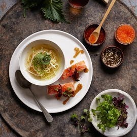 Aziatische bouillon met sushi