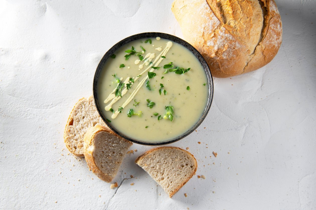 Soupe brocoli-chou-fleur avec crème de curry et persil – - Recette