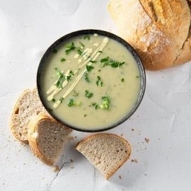 Soupe brocoli-chou-fleur avec crème de curry et persil