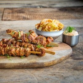 Brochette épicée avec un dip et chou chinois mariné (Kimchi)
