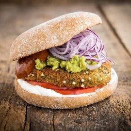 Quinoaburger / Guacamole / Rode ui / Zongedroogde tomaat