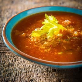 Chorba avec du couscous, du céleri et de la coriandre