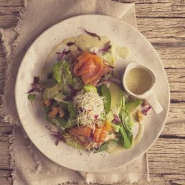 Chou Chinois, salade verte, saumon fumé, dressing crémeux à l'avocat