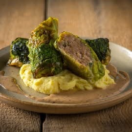 Chou farci à la sauce moutarde