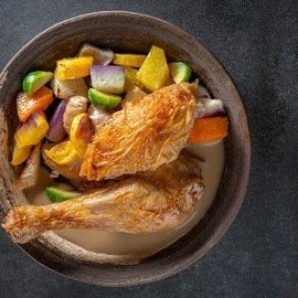 Coucou de Malines avec légumes d'hiver et un jus fumé