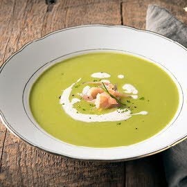 Crème de petits pois au saumon et cappuccino de lard fumé