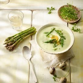 Crème d´asperges vertes oeufs de caille pochés & fines herbes