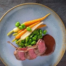 Lamkotelet met wortel, tuinbonen, erwt en een lamsbordelaise