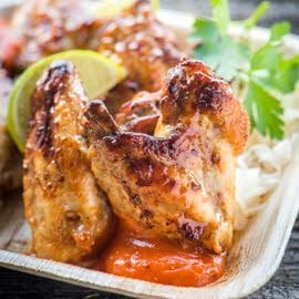 Devil wings met gemarineerde witte kool