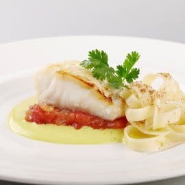 Dos de cabillaud au Noilly Pratt et Curry, sauce tomate et tagliatelle