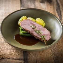 Gekonfijte lamsschouder met groene boontjes en peterselieaardappelen