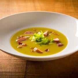 Soupe aux pois avec poireaux, lard et saucisse fumée