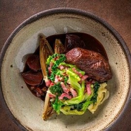 Sanglier avec lard, chicon, pommes de terre et sauce gibier