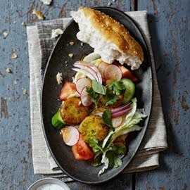 Falafel met koriander, munt en knoflookdressing