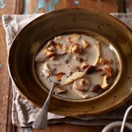 Soupe aux champignons des bois de Périgueux et tapenade de truffe