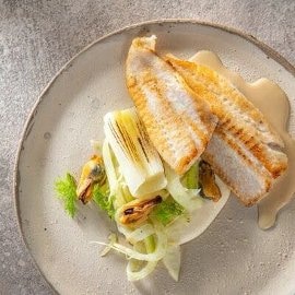 Plie grillée, moules, poireau, pommes de terre et sauce à l’ail