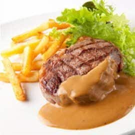 Steak grillé avec une sauce au poivre