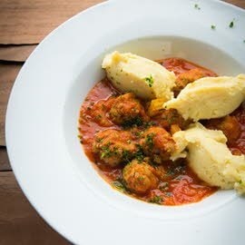 Gehaktballetjes in tomatensaus met bleekselderij en aardappelpuree