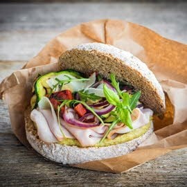 Geroosterd varkensgebraad, gegrilde groenten, gemarineerde komkommer