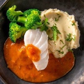 Gestoomde witte vis met armoricainesaus