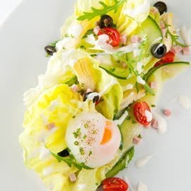 Salade pommée farcie avec dressing au yaourt