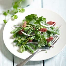 Salade de legumes verts et vinaigrette crémeuse au raifort