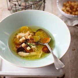 Soupe claire au poulet du Maroc avec carottes oubliées et persil plat