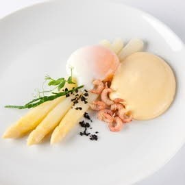 Hoeve-ei gegaard op 62°C, Mechelse asperges, schaaldierenmousseline