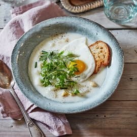 Potage hollandais d’asperges aux oeufs sur le plat & pain grillé
