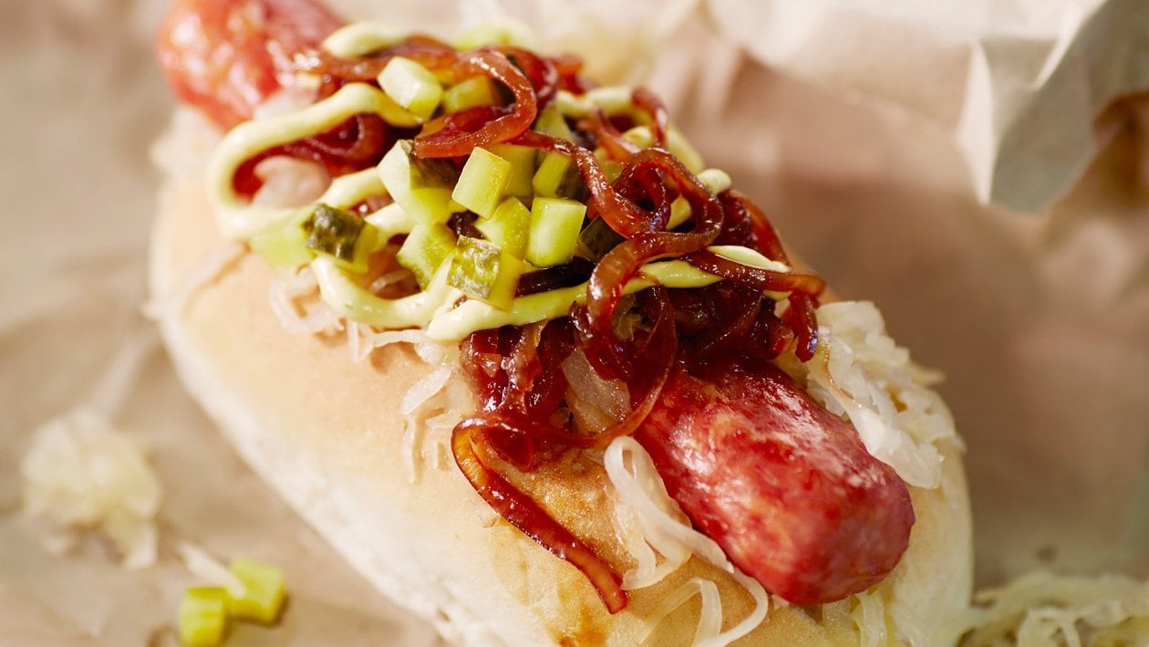 Hotdog met zuurkool, gekarameliseerde uitjes en pickels – - Recept 