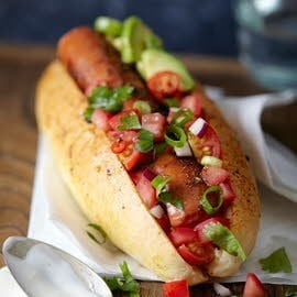Hotdog à l'avocat et à la sauce tomate