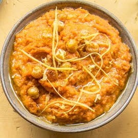 Houmous piquant avec une touche de tomate