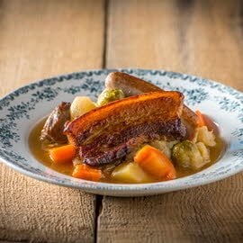 Hutsepot van varkenswang, vers spek en chipolata