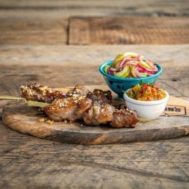 Indische skewer met ketjap / Mangochutney / Frisse komkommersalade