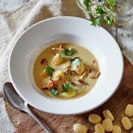 Potage aux champignons des bois à l’Italienne avec gnocchi et céléri