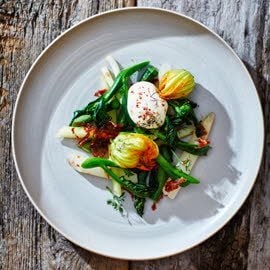 Jeunes légumes, jambon ibérique et sauce hollandaise à la moutarde