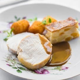 Kalkoenrollade met ananas, gember en jenever