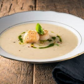 Soupe de céleri-rave aux pétoncles, huile de table et noisettes