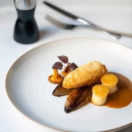 Krokant gebakken parelhoen, duchambaissaus, witloof, aardappelen